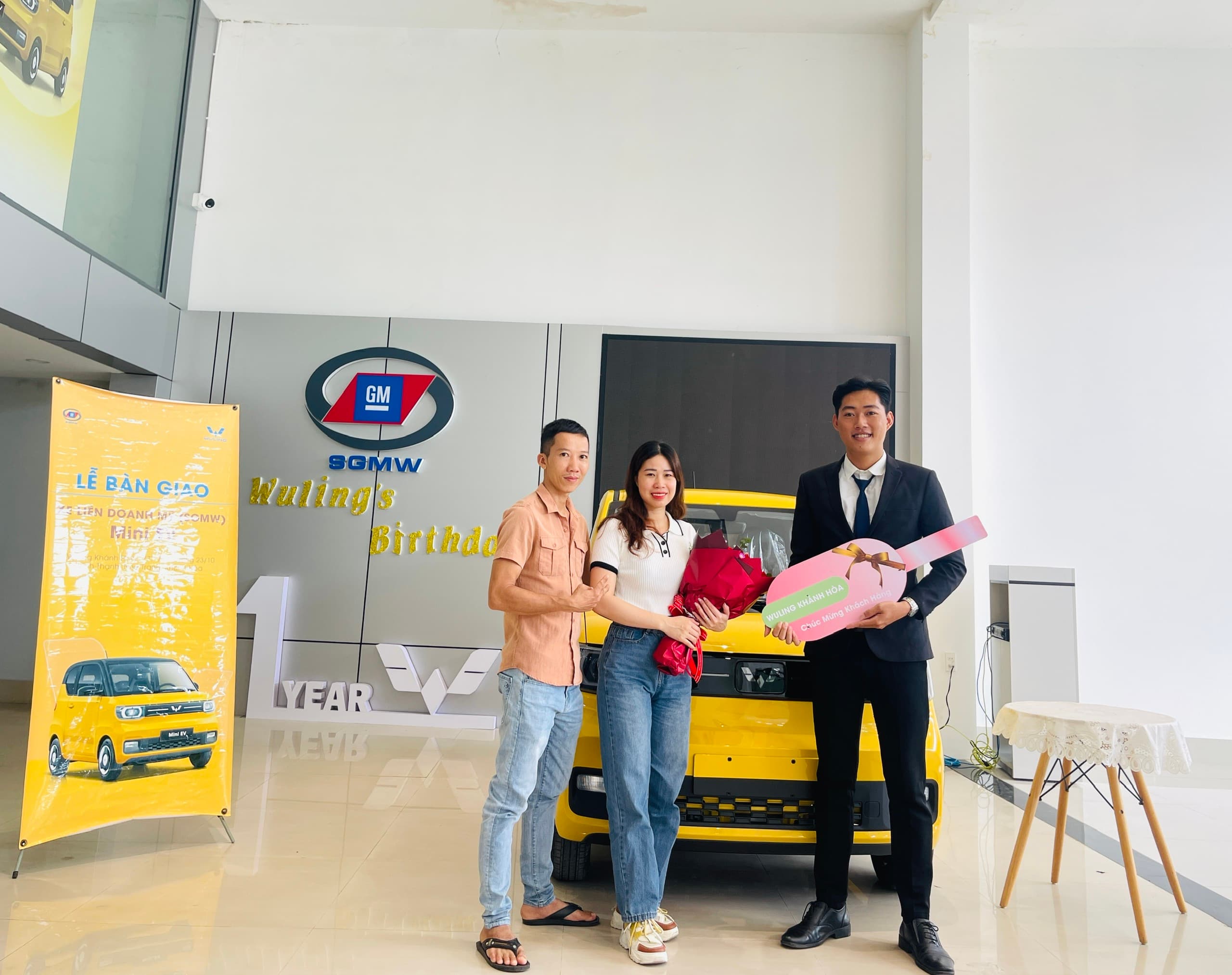 BÀN GIAO XE ĐIỆN WULING MINI EV MÙA VÀNG CHANH RỰC RỠ CHO ANH/CHỊ KHÁCH HÀNG